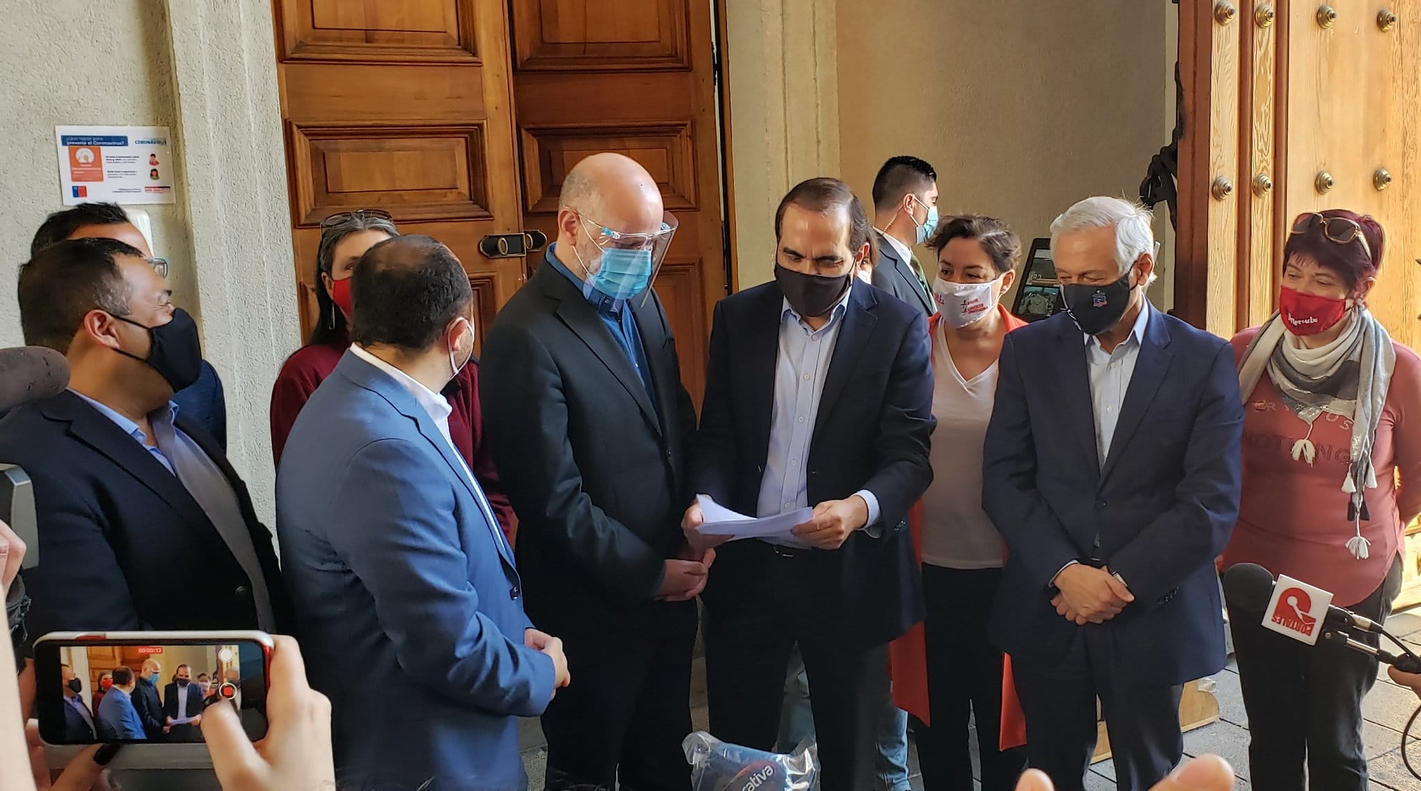 Comandos por el “Apruebo” llegaron a La Moneda para pedir transporte gratuito en el Plebiscito