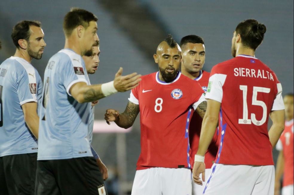 Con polémico arbitraje y penal no cobrado: Chile cae por un amargo 2-1 contra Uruguay