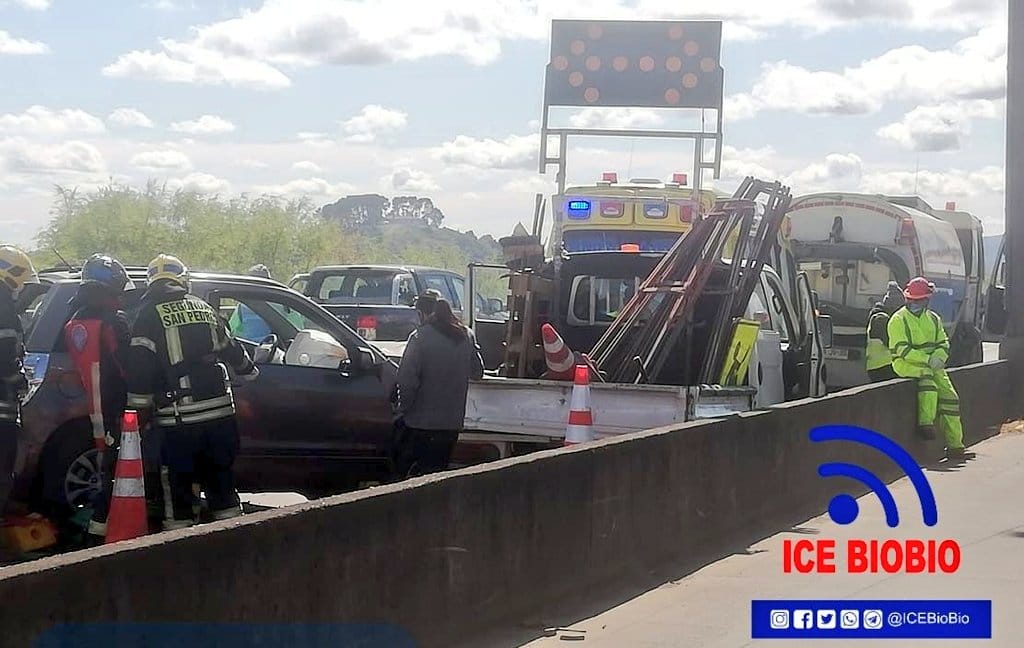 Dos lesionados deja choque de automóvil con camión detenido en el Puente Llacolén