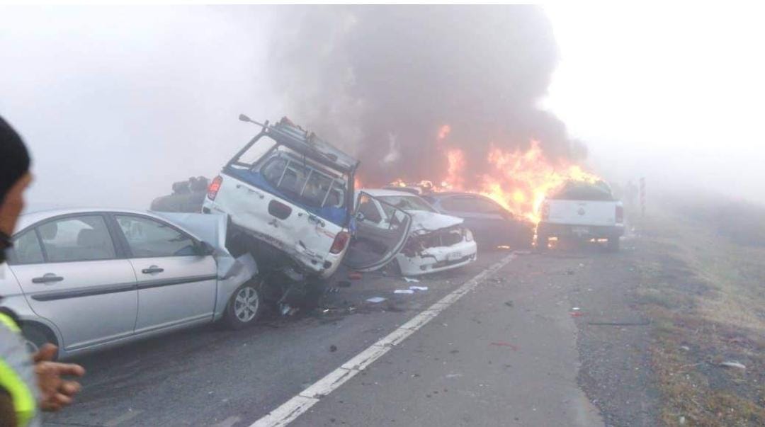 Impactante colisión múltiple deja al menos 10 vehículos ardiendo en Ruta 5 sur