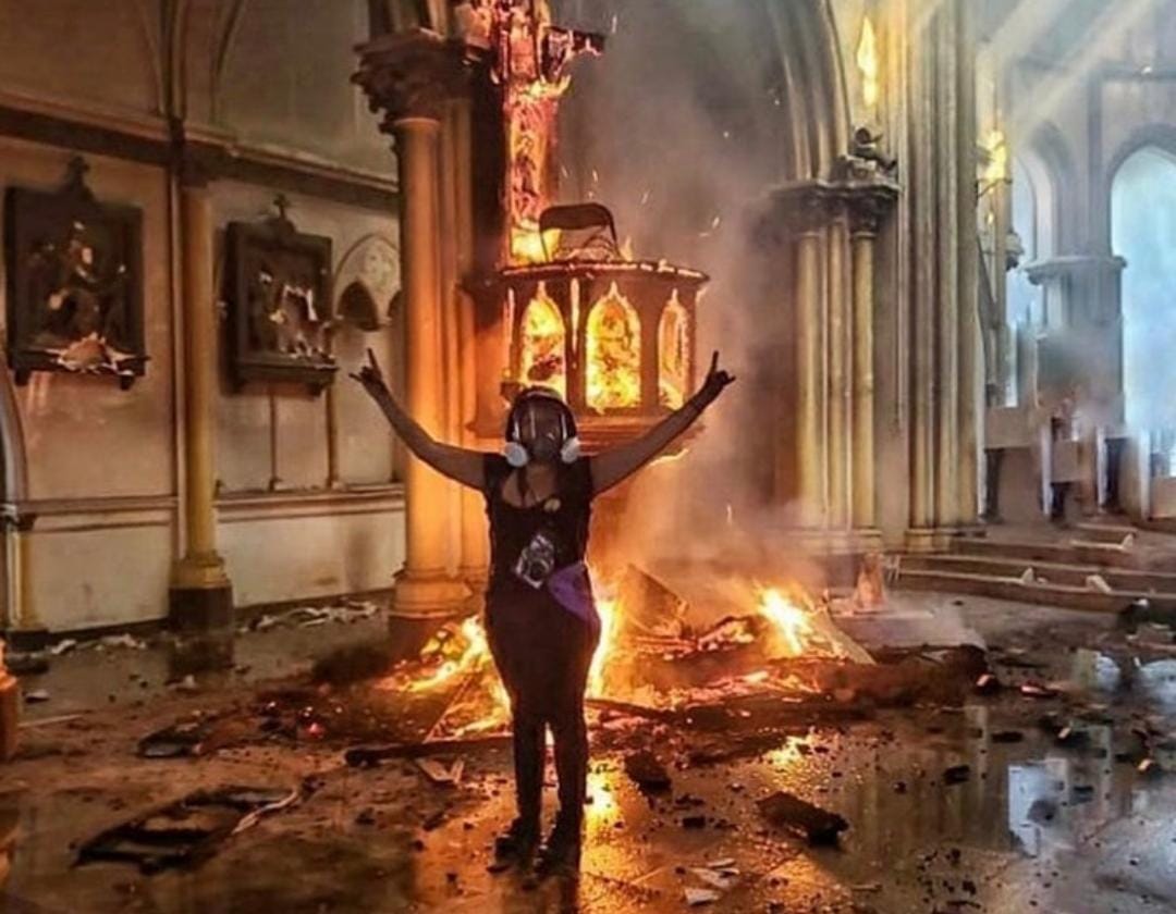 Joven publica foto de incendio al interior de iglesia de Carabineros en Santiago