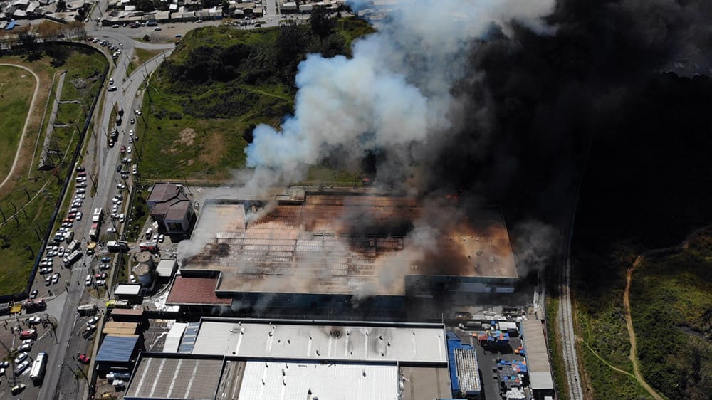 Después de 55 horas bomberos apagó totalmente incendio en Camanchaca: 2 voluntarios lesionados