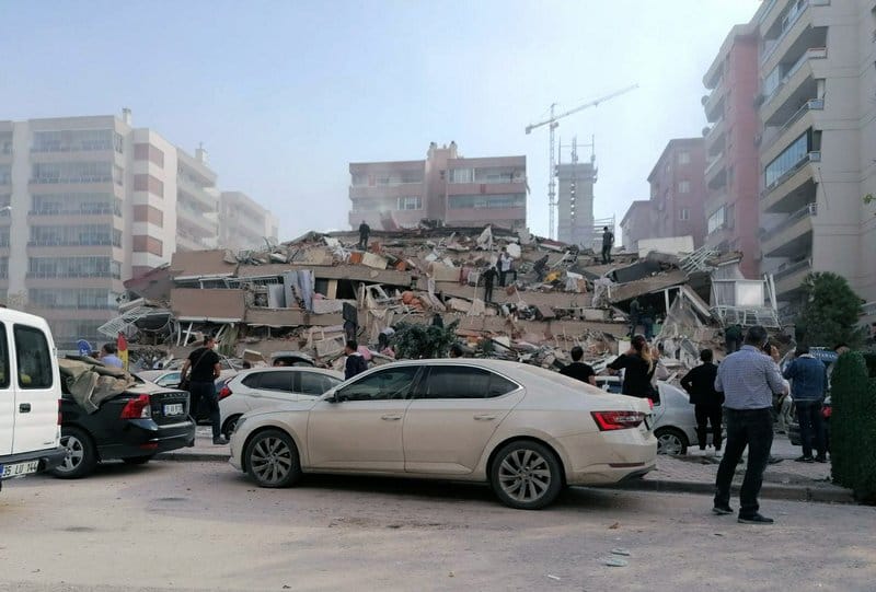 Fuerte terremoto golpea la costa del mar Egeo causando colapso de edificios en Turquía y un tsunami