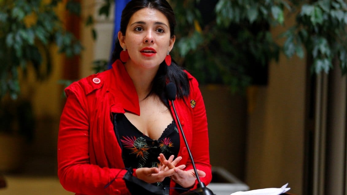 Diputada Cariola denuncia que encapuchados “rociaron con bencina” a integrantes del Partido Comunista