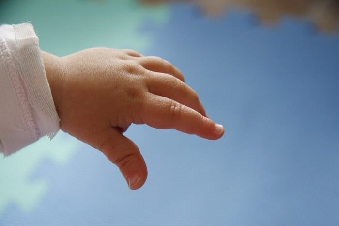 Niña de un año muere por asfixia encerrada en auto: Padre se negó a romper los vidrios