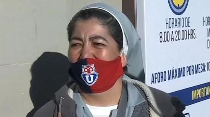 Monja de Concepción y con mascarilla de la “U” llegó como voluntaria para ser vocal de mesa