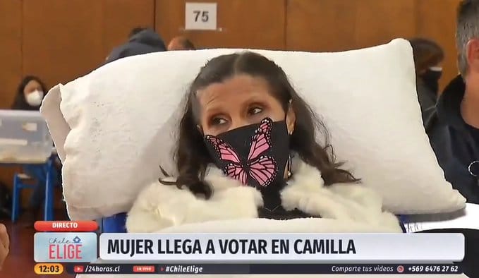 Plebiscito 2020: Mujer llegó a sufragar en camilla a su local de votación en Temuco