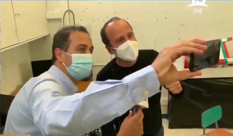 Stefan Kramer y Pablo Zalaquett se encuentran en en sala de votación del Plebiscito 