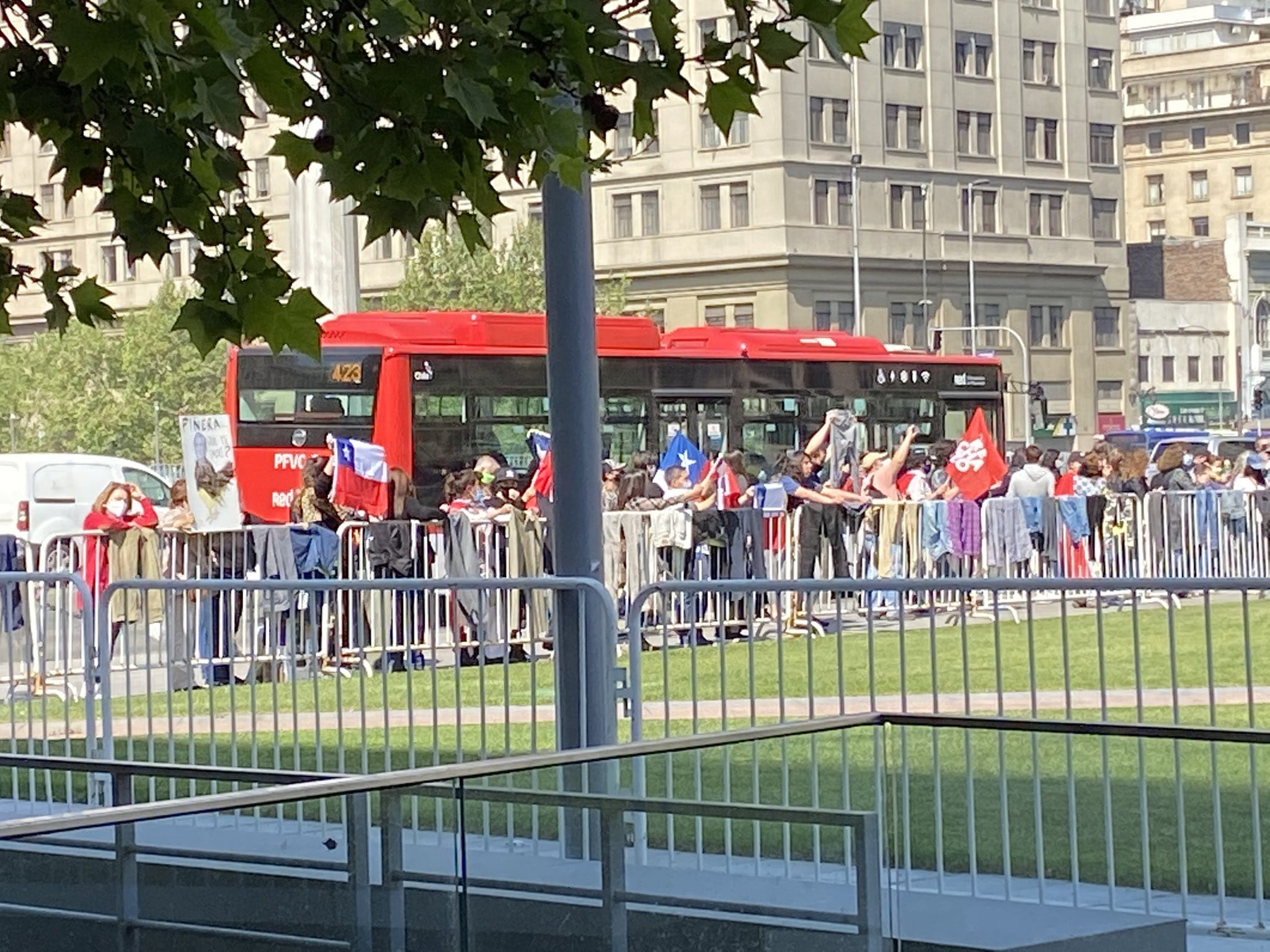Simpatizantes del “Rechazo” se manifestaron con “Pantalonazo” frente a La Moneda