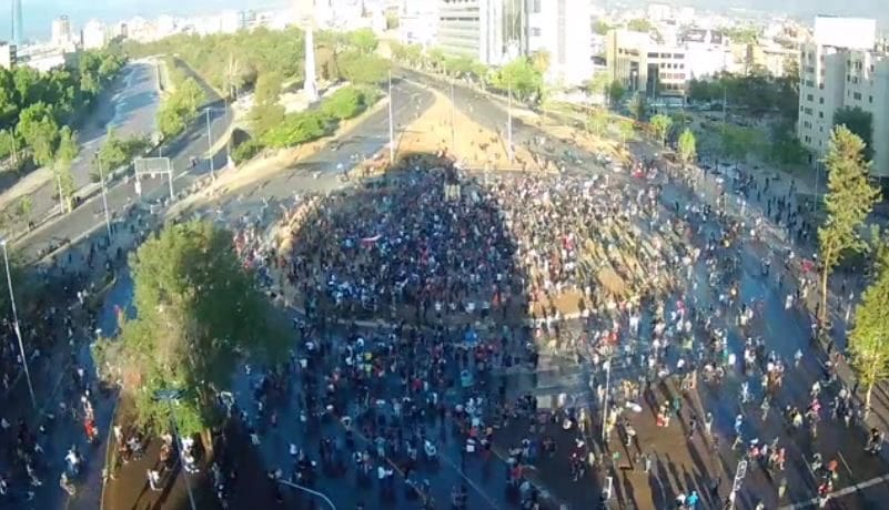 Masiva manifestación se registra en Plaza Baquedano