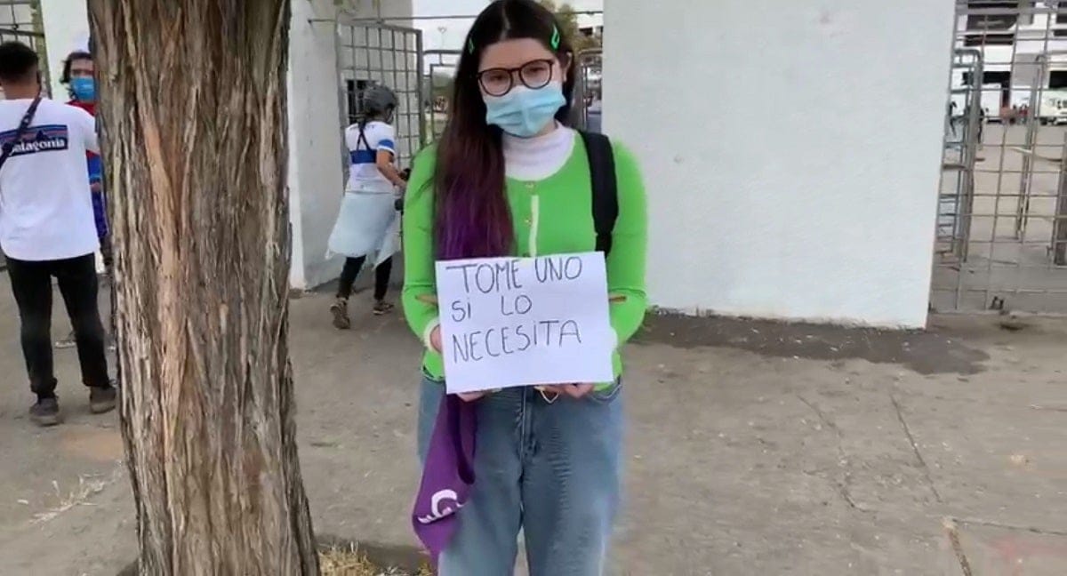 Al no poder votar adolescente repartió lápices azules para participar del Plebiscito 2020