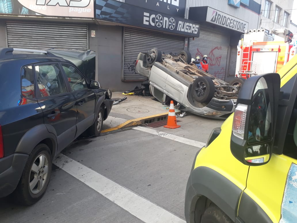 Violento accidente vehicular en Concepción: un móvil terminó volcado en la vereda