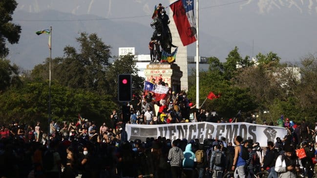 Alcalde de Santiago por incidentes en Plaza Baquedano: “Son terroristas de la ciudad”