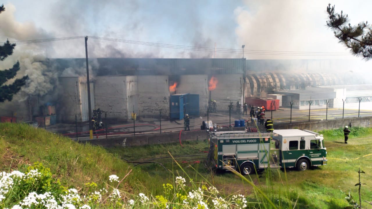 Camanchaca descartó liberación de gases a la atmósfera para combatir incendio