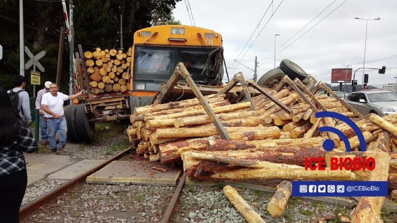 Convoy del Biotren impactó contra un camión que transportaba madera en San Pedro de la Paz