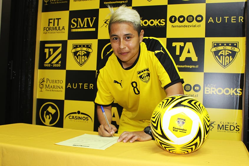 Arturo Fernández Vial firmó segundo contrato profesional femenino