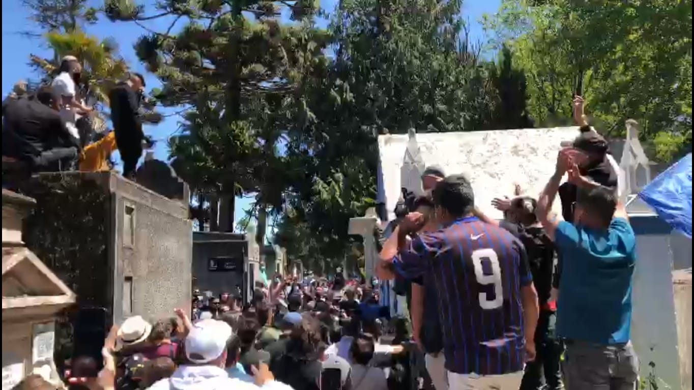 Inician investigación sanitaria por masivo funeral en Cementerio General de Concepción