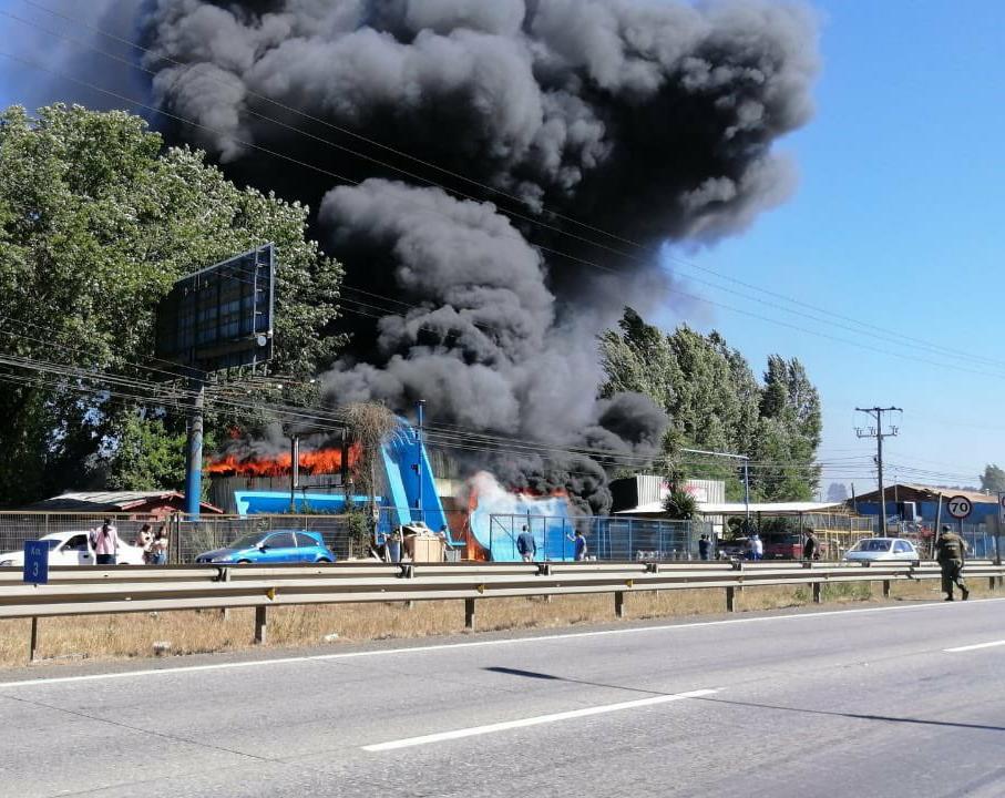 Incendio arrasó con fábrica Piscinas Concepción ubicada camino a Penco
