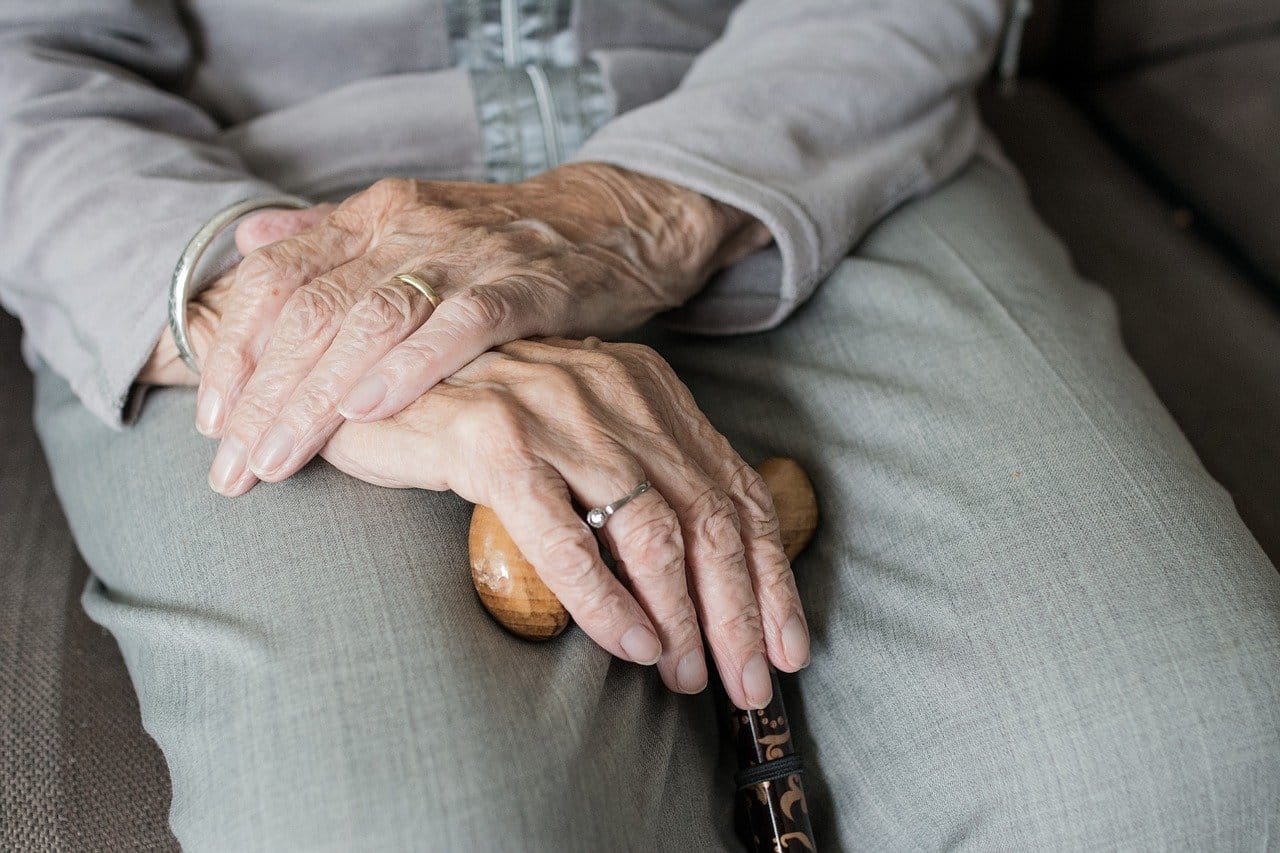 Dos mujeres se vistieron como ancianas para vacunarse contra el Covid-19
