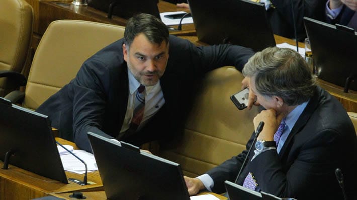 “Más zurdo que la chucha”: Diputados UDI repasaron a nuevo general director de Carabineros con micrófono abierto