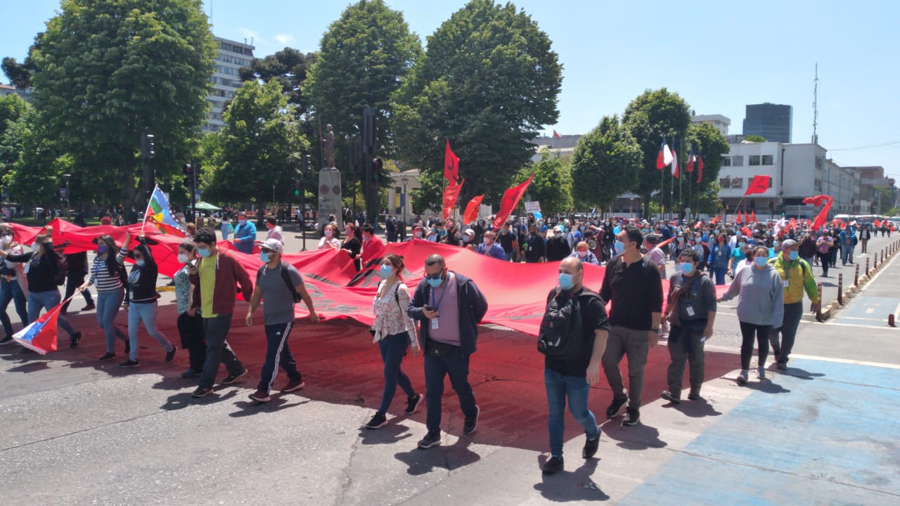 Multitudinaria marcha de trabajadores de la salud en Concepción: Exigen aumento de presupuesto para 2021