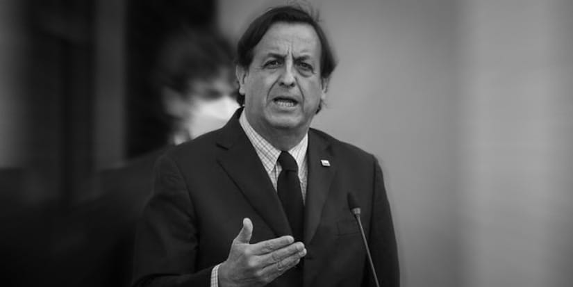 Ministro del Interior Víctor Pérez renunció a su cargo