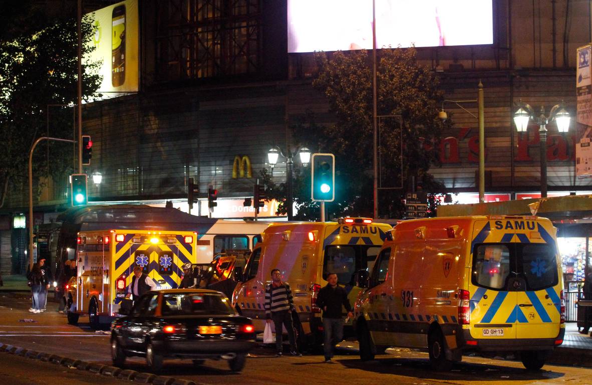 Dos fallecidos y dos lesionados graves dejó pelea con cuchillos en plena Alameda en Santiago
