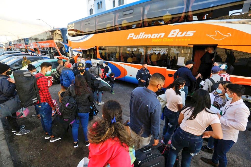 Más de 350 venezolanos viajan de Iquique a Santiago tras entrar ilegalmente al país y cumplir cuarentena