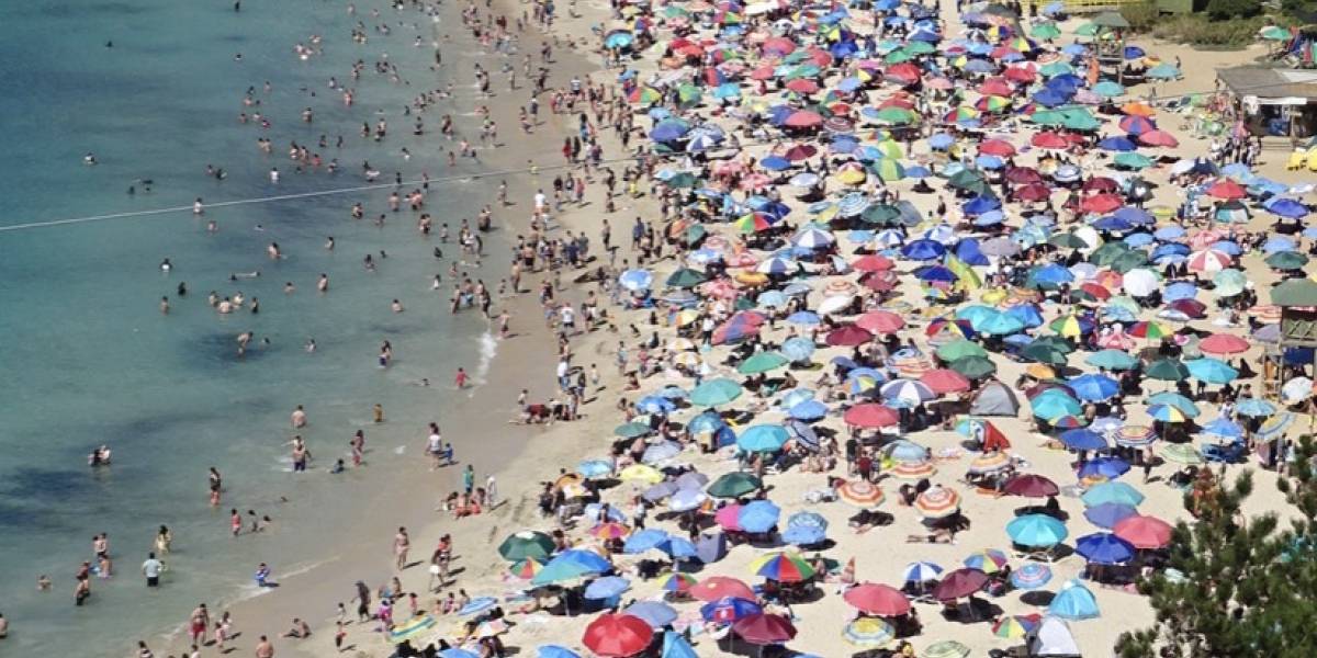 Alerta por gran cantidad de personas que acudió a la playa: Nulo distanciamiento social y uso de mascarillas