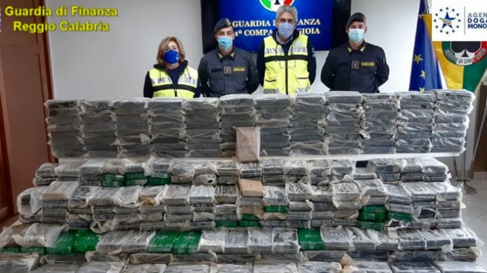 Italia: Incautan casi una tonelada de cocaína escondida en mejillones provenientes desde Chile