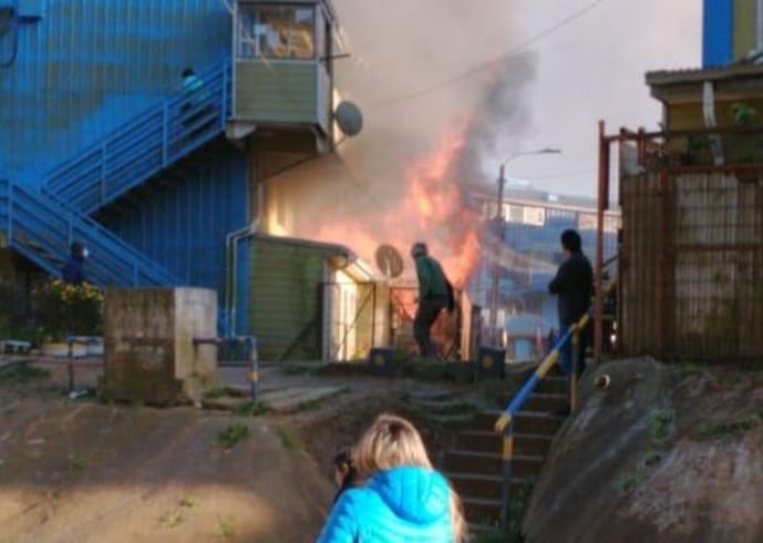 Incendio destruyó dos departamentos en edificios de Talcahuano: Habría sido intencional