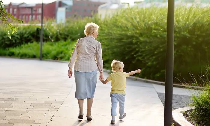 “No soy una guardería”: Polémica en Internet por abuela que cobra a su hija por cuidar a su nieto