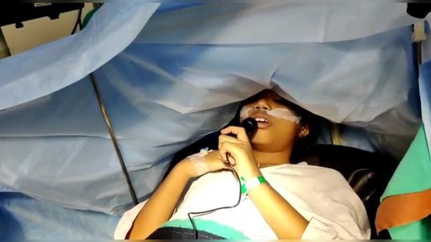 Niña de 9 años tocó piano y usó su teléfono mientras era sometida a cirugía cerebral