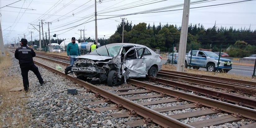 Auto volcó y quedó en medio de la vía férrea en San Pedro de la Paz