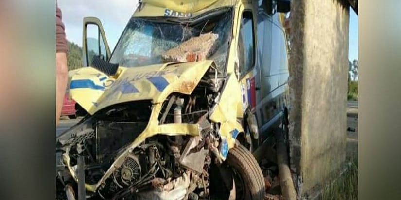 Ambulancia se estrelló con paradero de la locomoción colectiva en Cañete y funcionarios fueron atacados