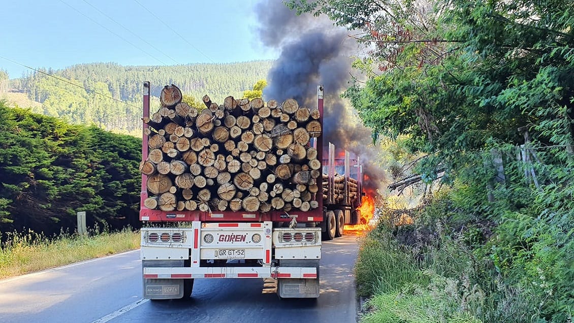 Encapuchados quemaron un camión y balearon a conductor en nuevo ataque incendiario en Contulmo