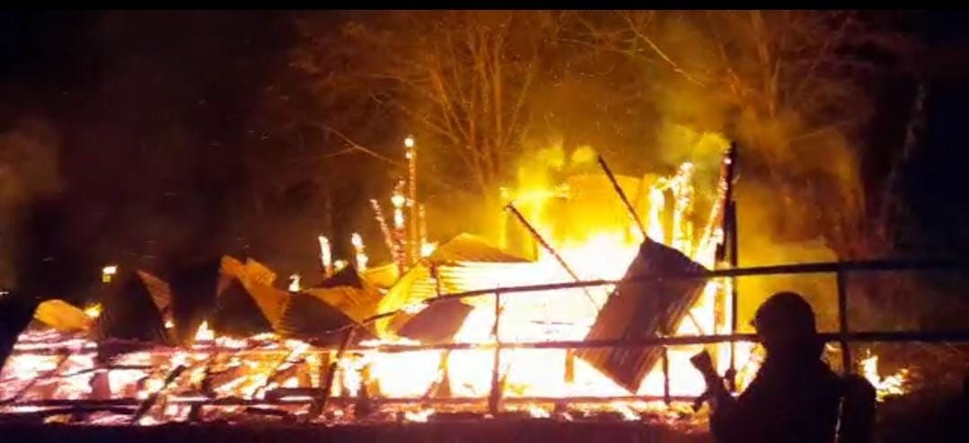 Doble ataque incendiario deja al menos tres cabañas completamente destruidas en Contulmo