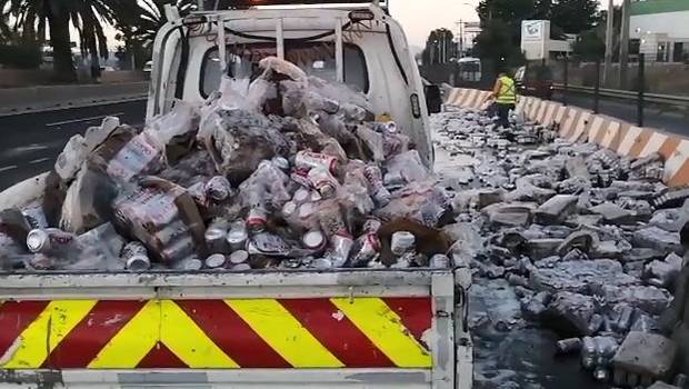 Cientos de latas de cervezas caen en autopista tras caer desde el camión que las transportaba