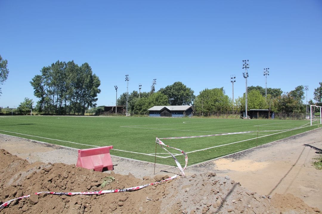 Canchas de pasto sintético que se construyen en Los Ángeles presentan un 85% de avance