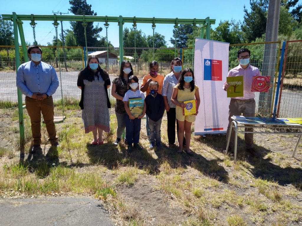 Escuelas destruidas por incendios reciben libros para sus estudiantes en el Biobío
