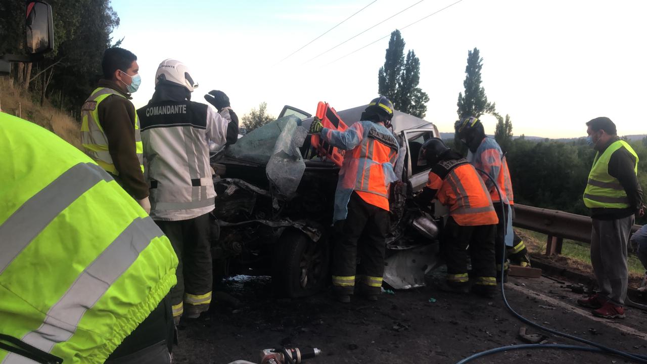 Conductor resulta atrapado tras colisión en Ruta de la Madera: Camión cayó a una zanja