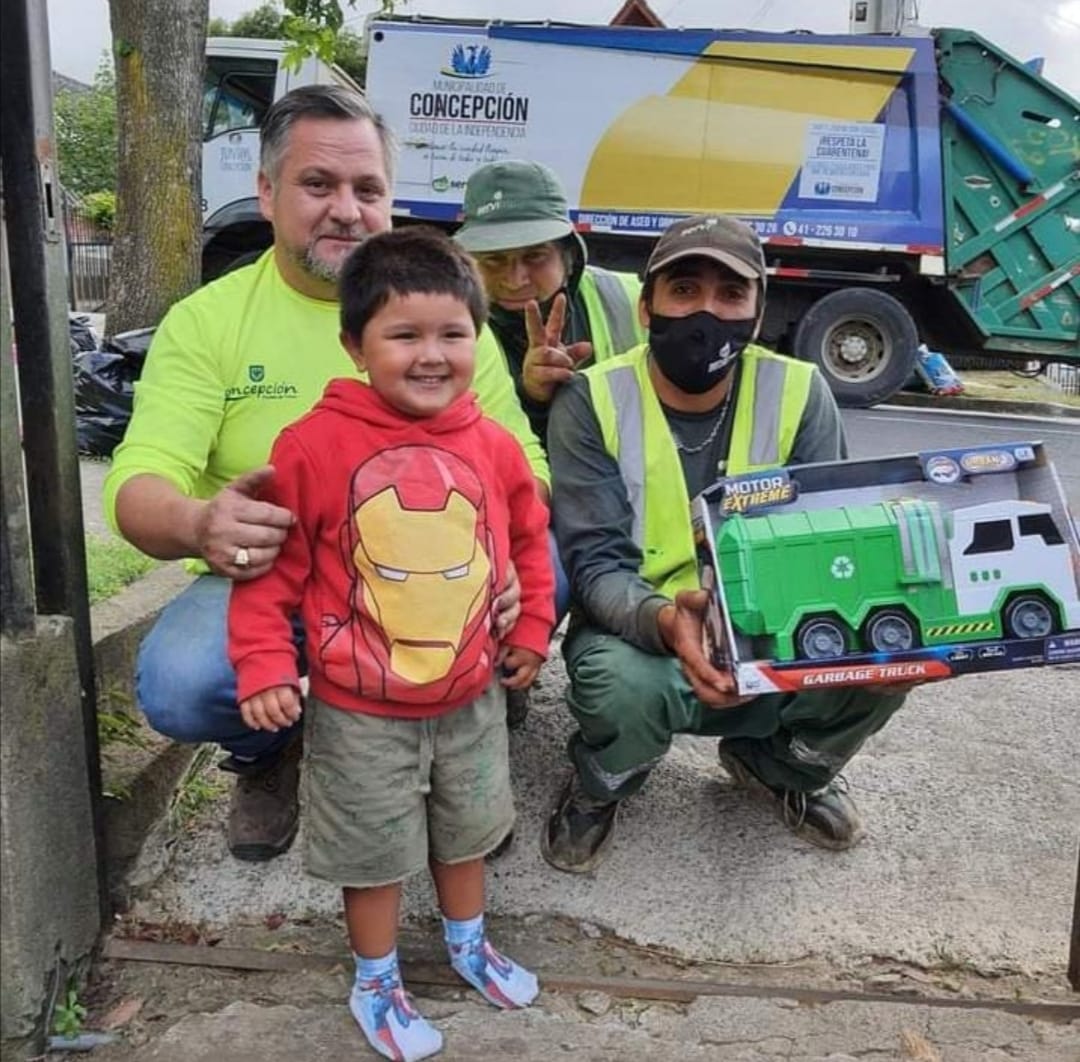 Gesto de recolectores de basura de Concepción con niño emocionó a las redes sociales