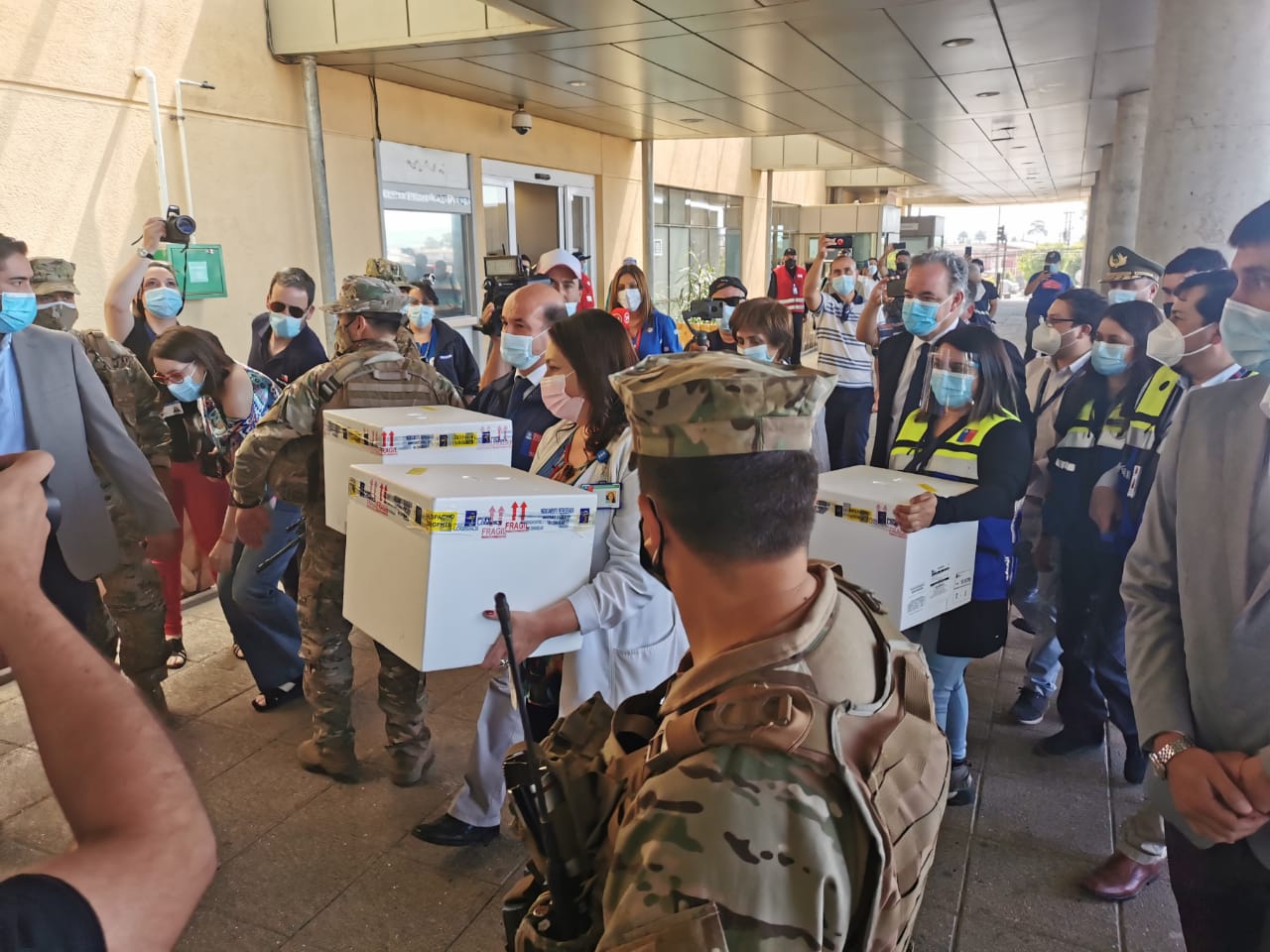 FOTOS| Vacunas contra el Covid-19 llegaron al Hospital Las Higueras: Caravana recibida entre aplausos
