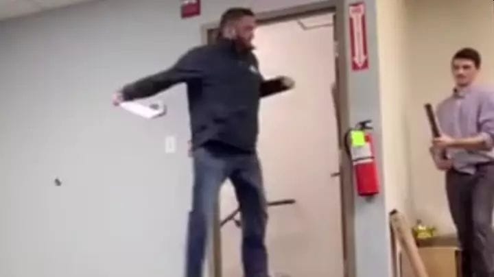 Sujeto decidió asustar y grabar a su jefe todos los días ‘hasta que lo despidan’