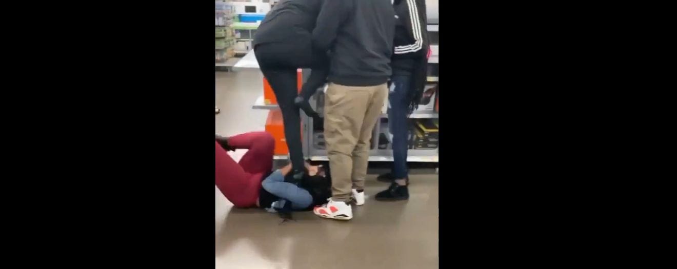 Terminó mal: Mujeres protagonizaron violenta pelea por compras navideñas