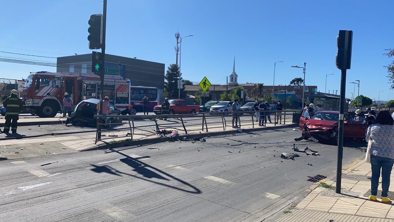 Dos personas heridas deja colisión de vehículos en la avenida Colón en Talcahuano
