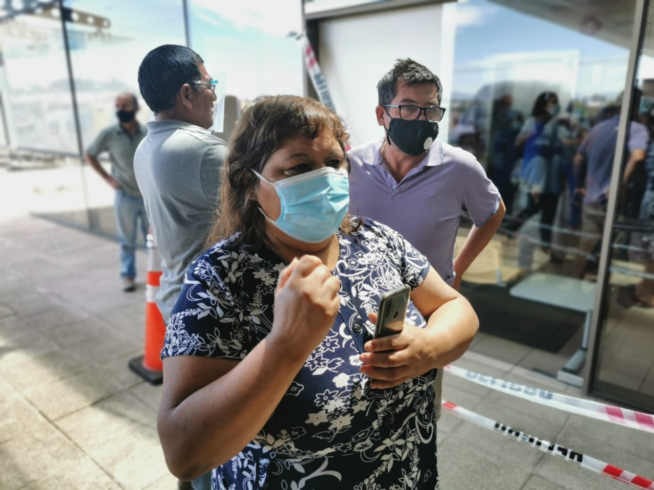 Vecinos reciben con aplausos llegada de las primeras vacunas Covid-19 al Hospital Higueras
