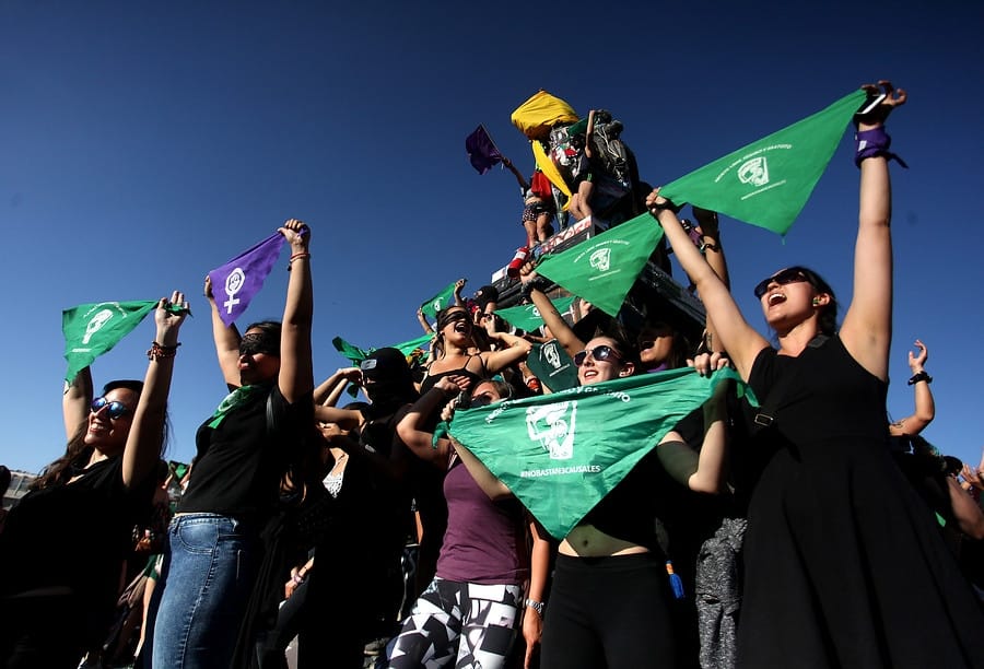Aseguran que el 73% de los chilenos está a favor del aborto