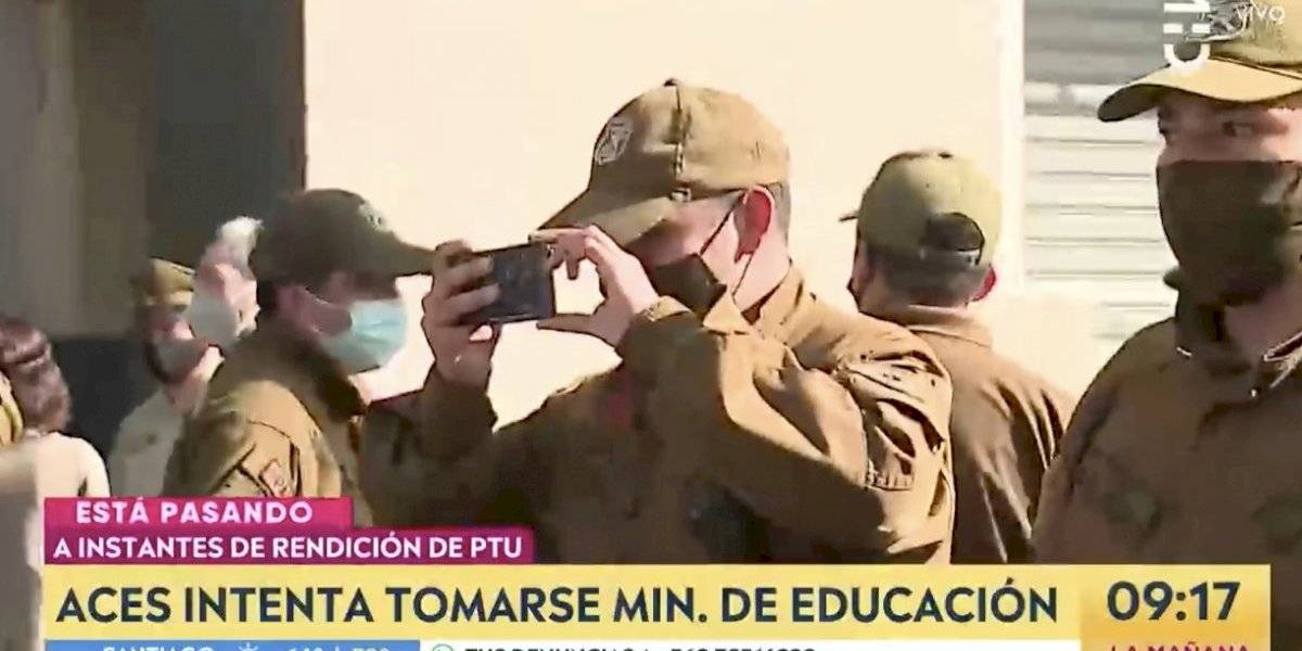 Polémica por carabinero grabando con su teléfono desalojo en Mineduc: Contralorito se pronunció