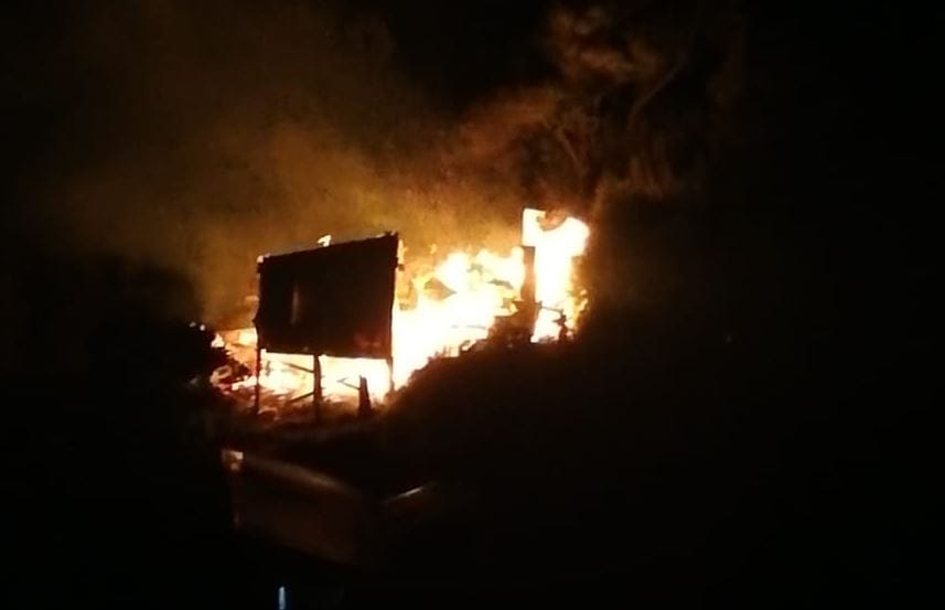 Investigan incendios de tres inmuebles en Tirúa y Cañete: Vecinos reportaron disparos